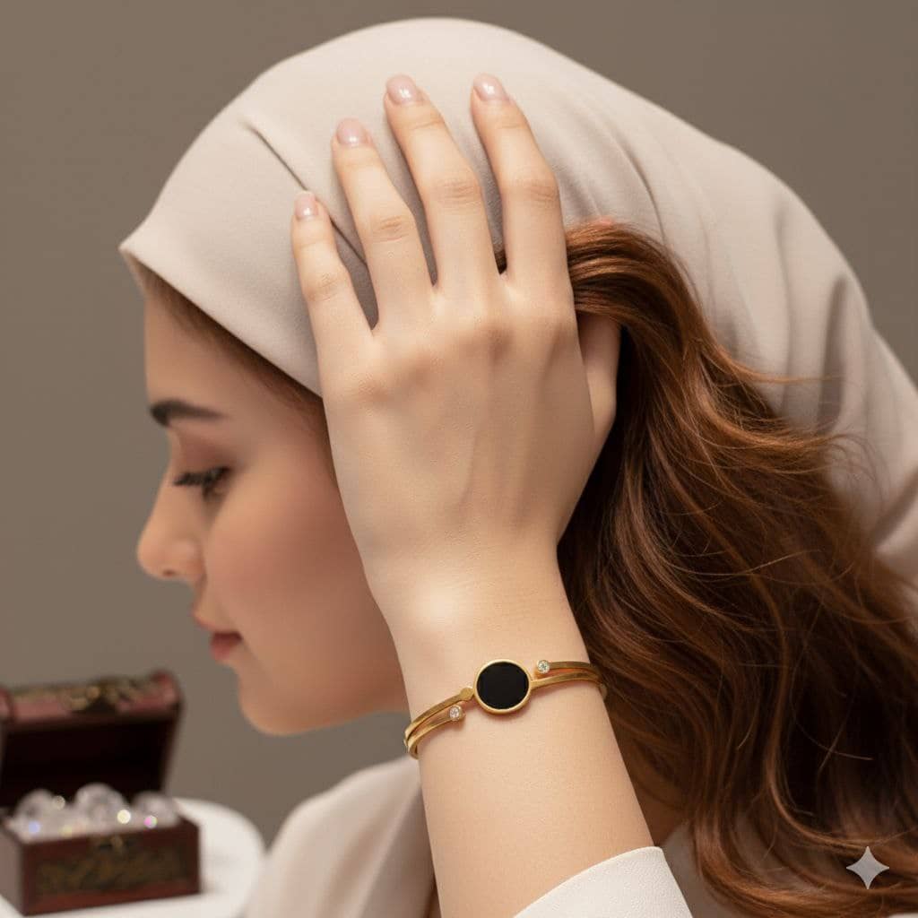 دستبند النگویی مینیمال پلاک مشکی و نگین‌های ظریف رنگ ثابت(بنگل)