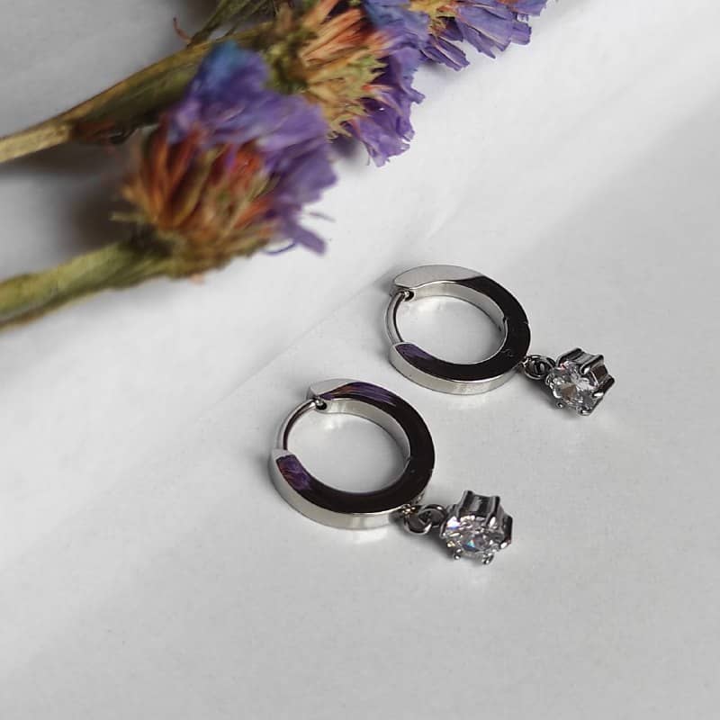 گوشواره حلقه‌ای مینیمال زنانه با آویز نگین زیرکنیا – آبکاری نقره 